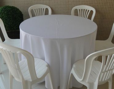Conjunto de mesa redonda com 1 m  e seis cadeiras em PVC. Mesa adaptada. Necessário uso de toalha. 