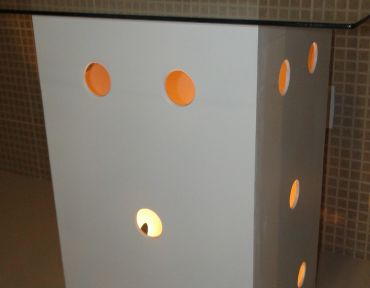 Mesa decorativa com iluminação. Tampo de vidro com 80 cm. 